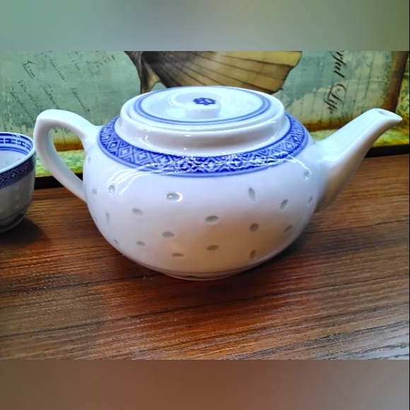 VINTAGE CHINESE RICE PATTERN PORCELAIN TEAPOT & 3 CUPS BLUE & WHITE CHINA - Picture 4 of 16